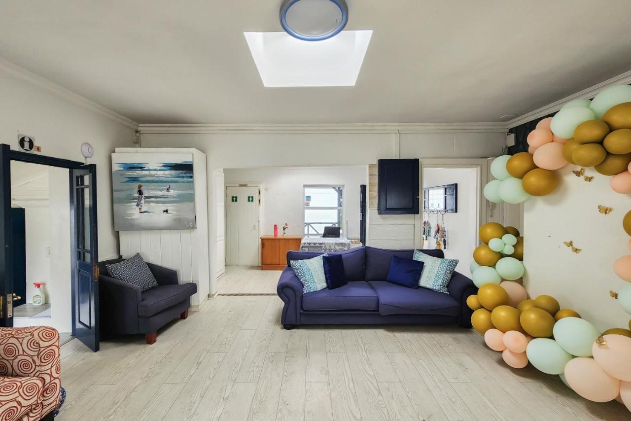 Blue'S Guest House - East London Bonza Bay Экстерьер фото
