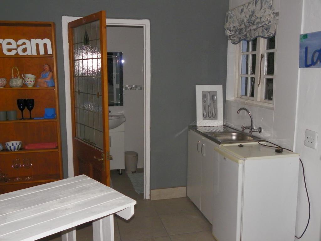 Blue'S Guest House - East London Bonza Bay Экстерьер фото