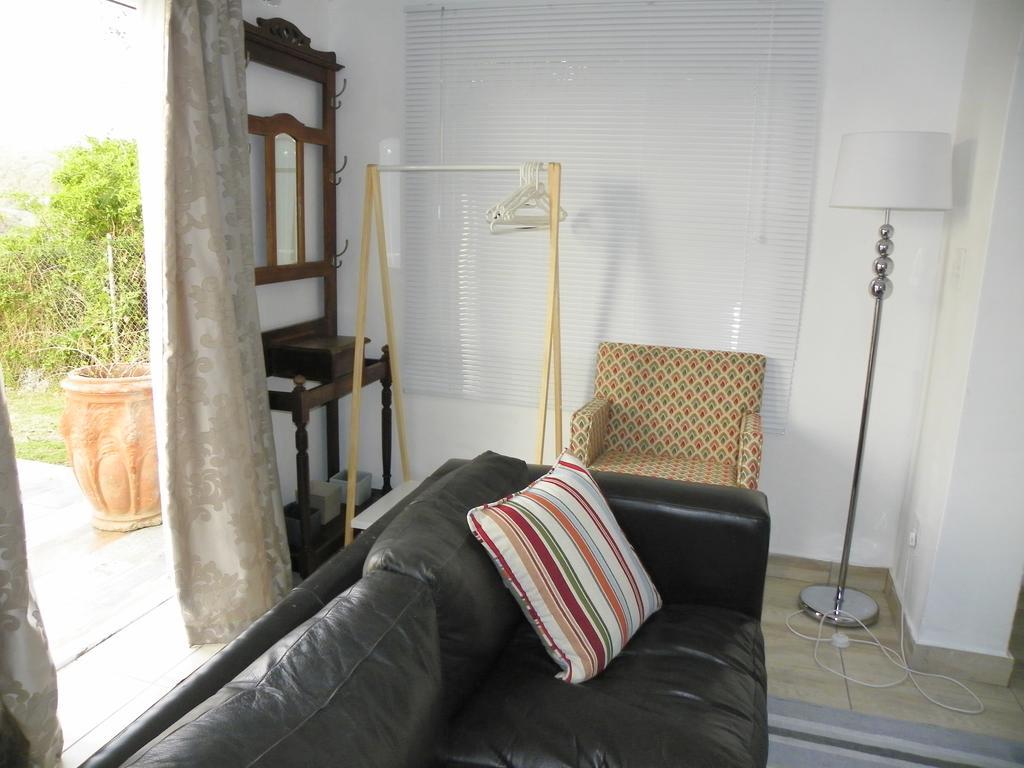 Blue'S Guest House - East London Bonza Bay Экстерьер фото