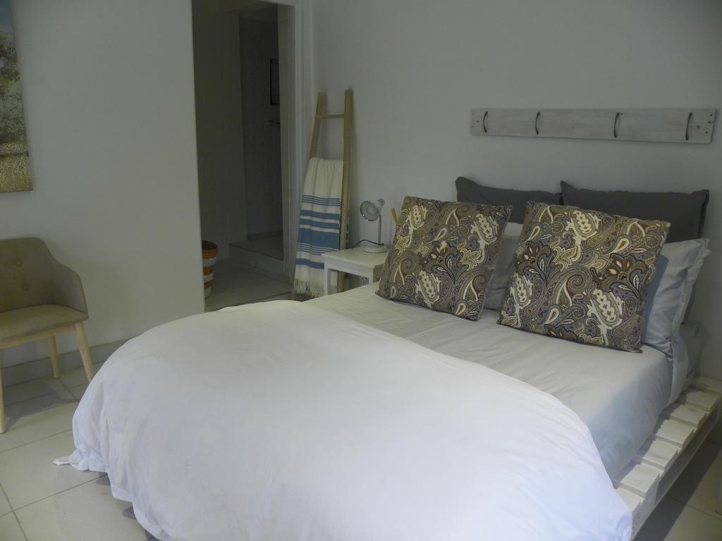 Blue'S Guest House - East London Bonza Bay Экстерьер фото